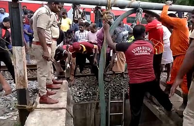 கழிவுநீர் கால்வாயில் சிக்கிய தூய்மைப் பணியாளர்: மீட்க முடியாத நிலை!